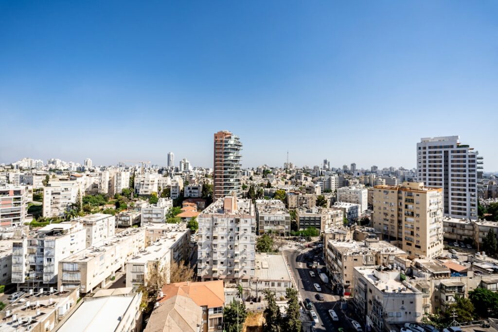 מבני מגורים חדישים ומודרניים המייצגים את תחום הנדלן הרצליה