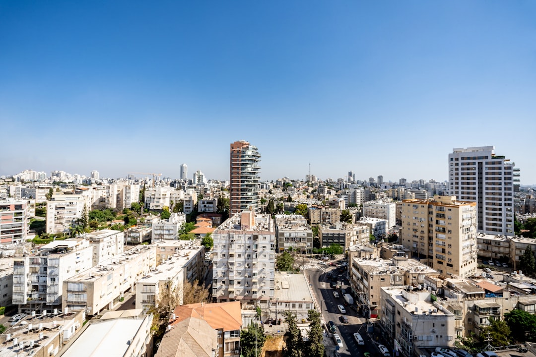 נדלן הרצליה: המדריך המלא להתחדשות עירונית והשבחת נכסים
